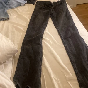 Svarta boutcut jeans från Zara, strl 34 - Snygga svarta jeans från Zara i storlek 34. Jeansen har klassisk femficksdesign, dragkedja med knapp. Materialet är jeans i bomull och de har en mörk tvätt som passar till allt. Hel nya!