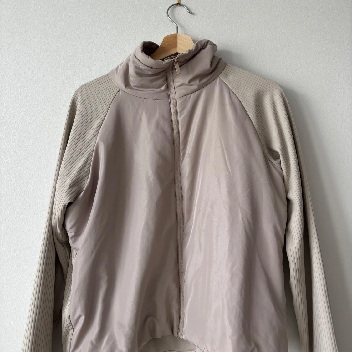 Beige vindjacka med ribbade ärmar - 2