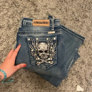 Platinum Plush jeans med paljett döskalle - Dessa är nyköpta för 899 och praktiskt taget aldrig använda, har därimot sytt om dem till lågmidjat och de syns stygn mellan benen därav lägre pris, De är US size 11 = strl 44, men eftersom de är omsydda så passar de mig som har är 36, skulle säga att de är perfekta för de som har 38 i storlek