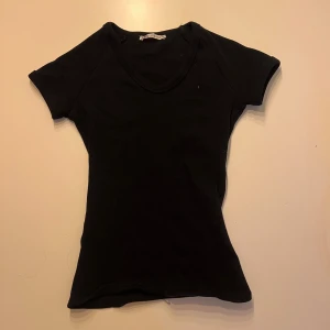 svart tröja - den har V hals och är aldrig använd