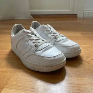 Vita sneakers - Fina vita sneakers! Perfekta till skolstarten. Med ett par nya skosnören skulle de se näst intill nya ut🥰 storlek 37