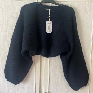Bolero mörkblå stickad kofta Gina Tricot - Säljer en oversized stickad kofta från Gina Tricot i mörkblått. Modellen är croppad med riktigt vida ärmar och mjuk, mysig känsla. Har inte kommit till användning så säljer💞