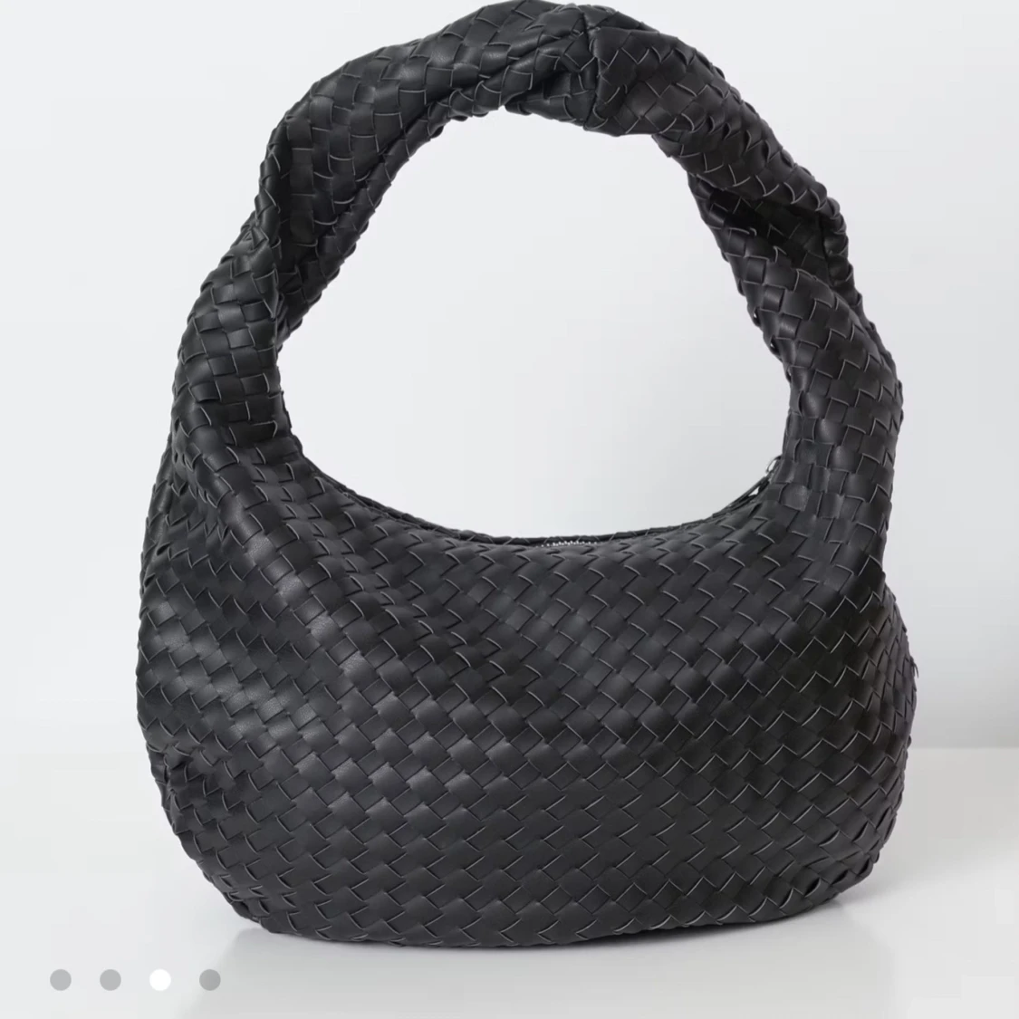 Svart flätad axelväska i skinn