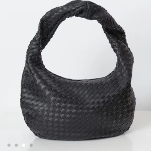 Svart flätad axelväska i skinn - Den är från Gina tricot! Nästan helt oanvänd! Jätte bra skick å ingen defekt❤️