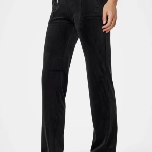 Svarta juicy byxor - Svarta juicy byxor❣️ säljer mina svarta juicy byxor då de tyvär inte kommer till användning längre, byxorna saknar snöre men annars helt utan defekter❣️ordinarie pris är 1 199 men säljer för 600❣️om ni undrar något är det bara att skriva, pris går att diskutera