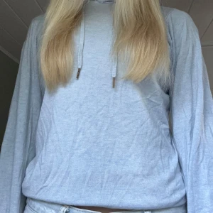 Stickad hoodie  - Ljusblå stickad hoodie