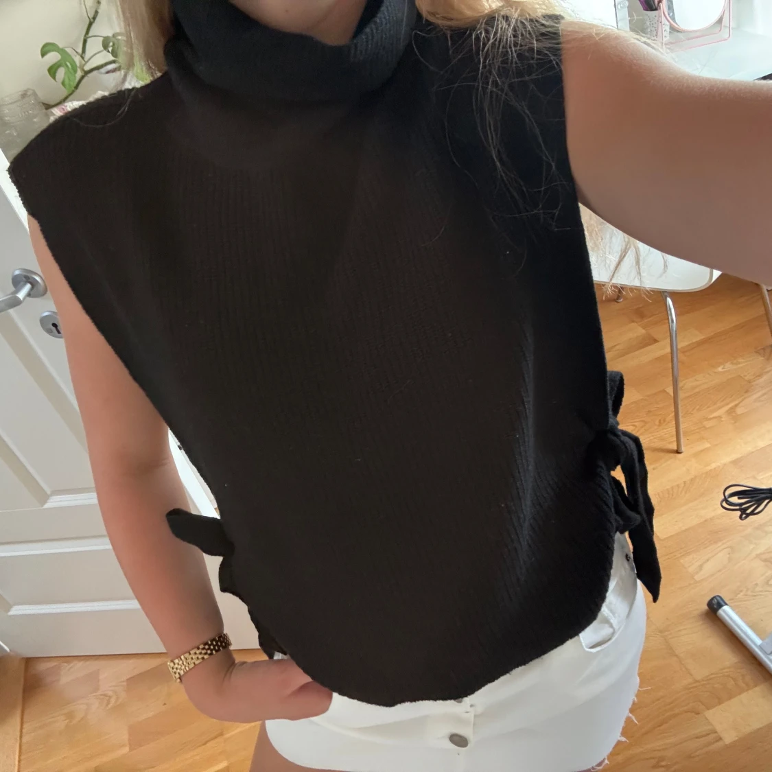 Svart stickad väst med knytning vid höfterna från Visual Clothing Project - 4