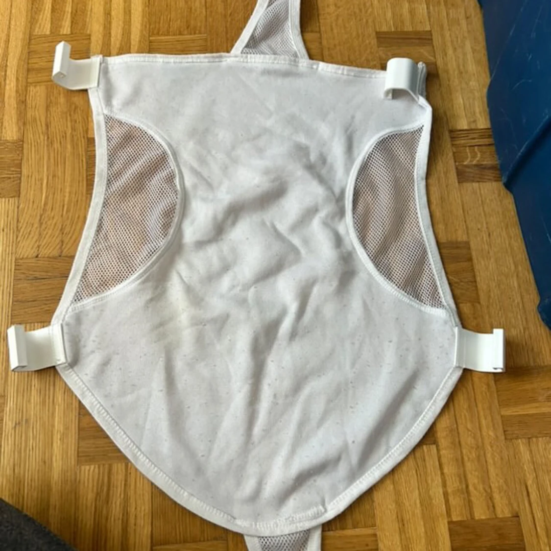 Vit väst med meshdetaljer