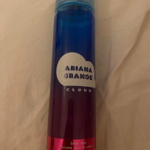 Ariana Grande Cloud Body Mist - Fräsch body mist från Ariana Grande i doften Cloud, luktar jätte gott, o funkar bra om man vill ha en body mist som håller länge, lite mer än halva av den kvar