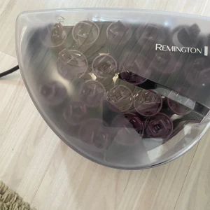 Remington Fast Curls värmespolar - Remington Fast Curls är ett set med 20 värmespolar i olika storlekar, perfekta för att skapa snygga lockar snabbt. Spolarna är vinröda och kommer i en smidig förvaringsbox med genomskinligt lock. Passar både kort och långt hår och är enkla att använda.