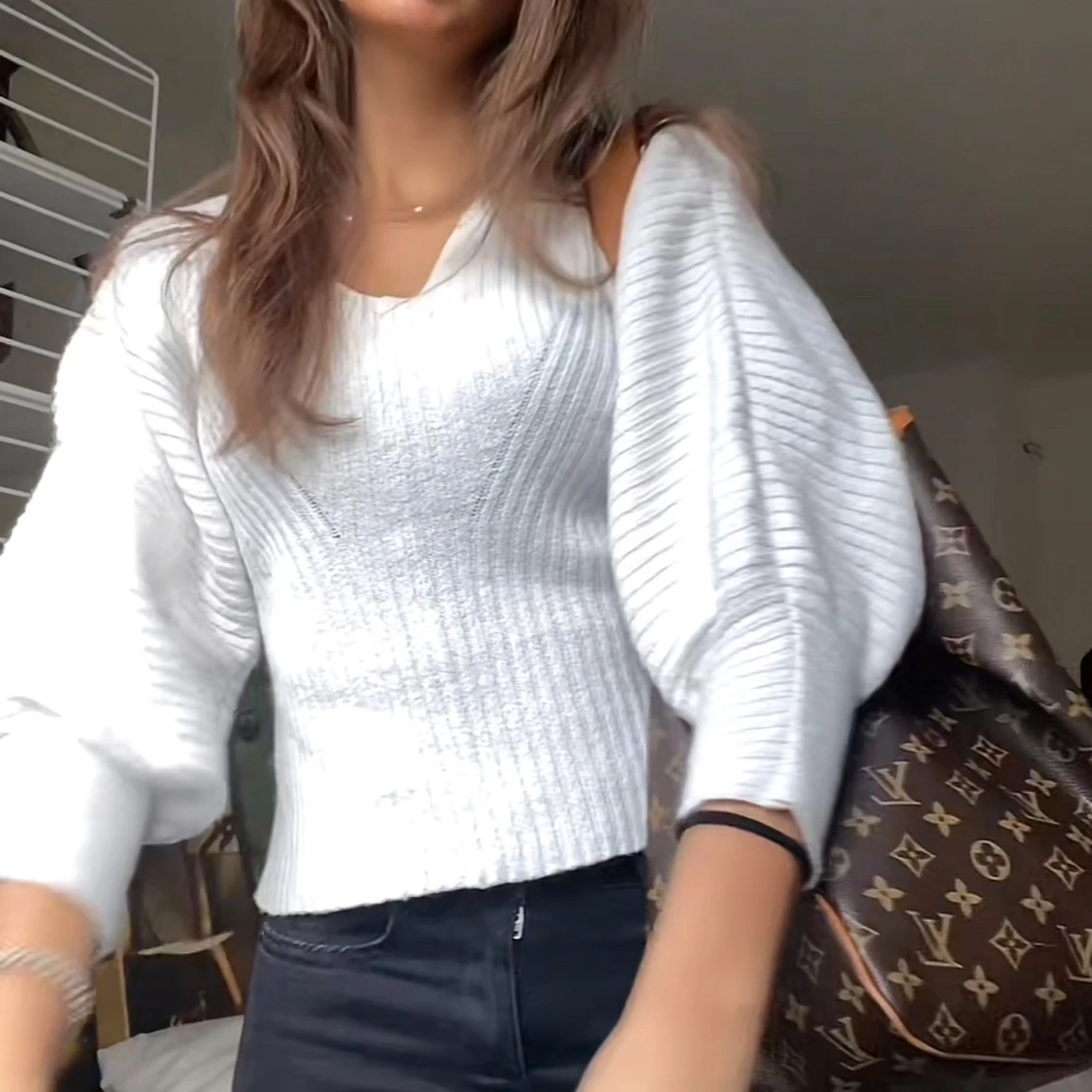 Vit stickad tröja med ballongärmar - 1