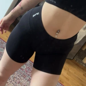 Svarta träningstights shorts från DFYNE - Säljer ett par svarta träningshorts från DFYNE. Använt i ca 3 veckor. Sitter perfekt. I storlek M men passar i S också. ORD pris 525kr 
