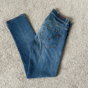 Blå  jeans från Dondup - Snygga blå skinny jeans från Dondup med klassisk femficksdesign och smal passform. Jeansen har ljus tvätt och kontrastsömmar, vilket ger en fräsch och modern look. Perfekta för dig som gillar en tajt siluett och enkel stil.
