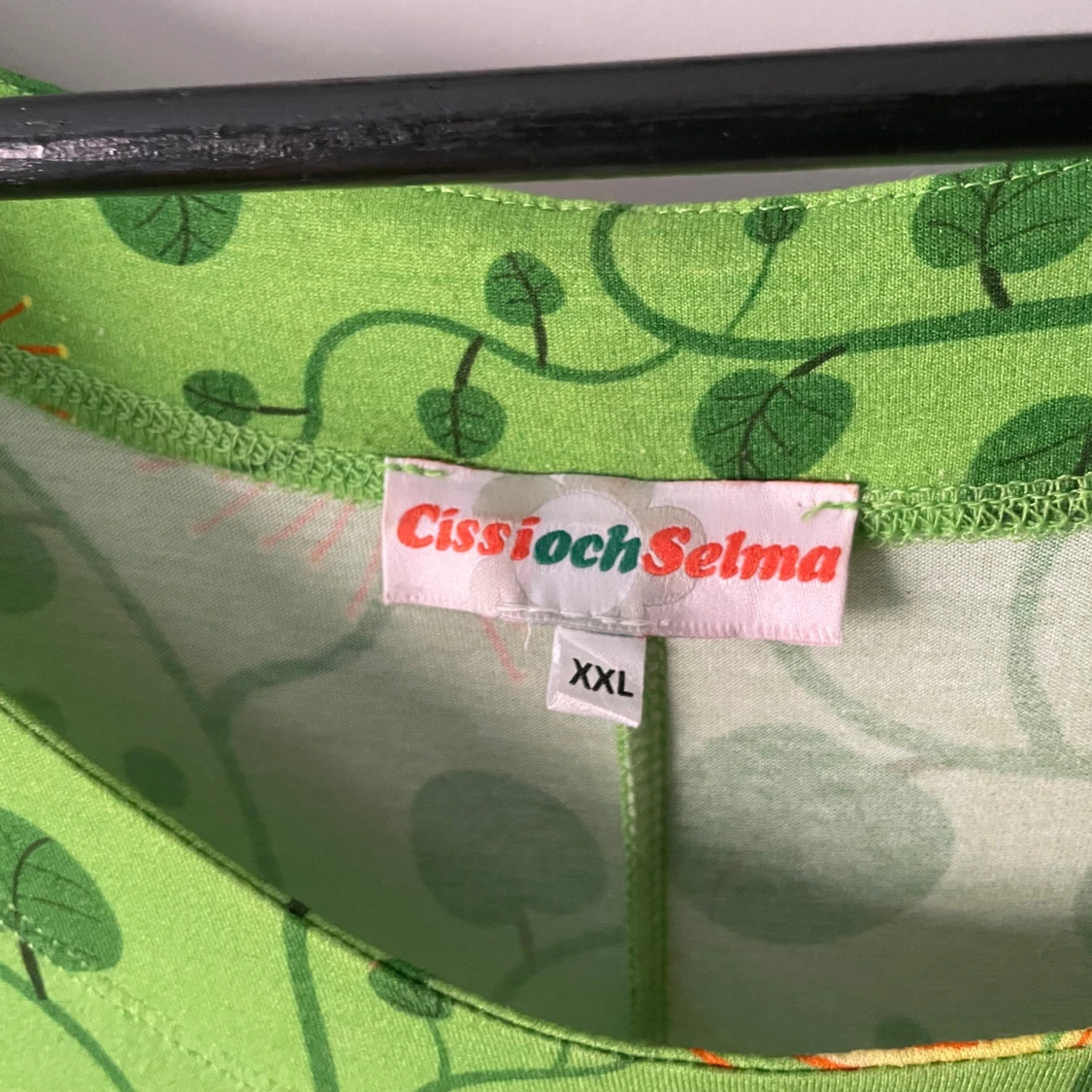 Grön blommig midiklänning Cissi och Selma - 1