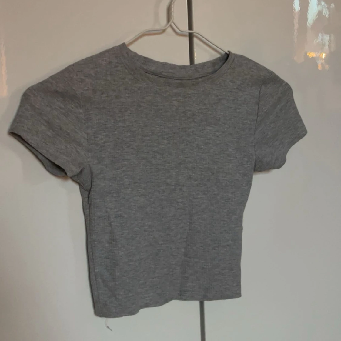 Grå ribbad croppad topp🫶🏻