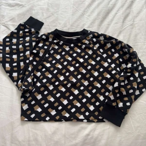 Boss tröja  - Bra i skick använd några gånger bara boss. M men passar S 