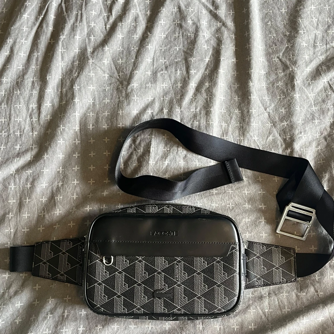 Svart magväska från Lacoste med mönster