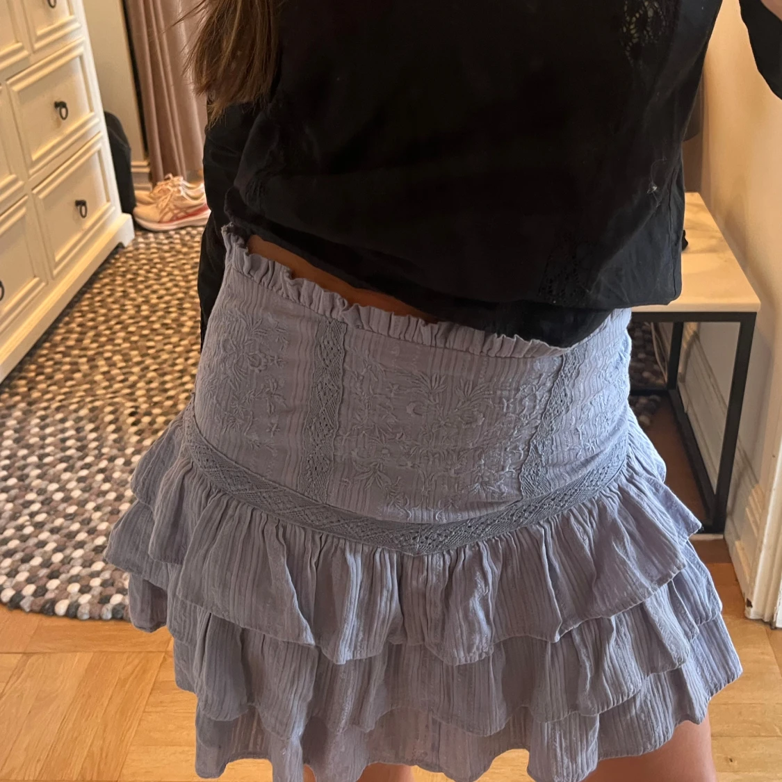 Ljusblå volangkjol med broderi