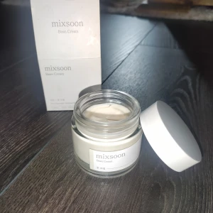Mixsoon Bean Cream ansiktskräm - Mixsoon Bean Cream är en ansiktskräm. Krämen är ljusbeige och har en krämig konsistens. Förpackningen rymmer 50 ml. Perfekt för dig som gillar koreansk hudvård och vill ha en återfuktande bas i din rutin.  Endast testanvänd med en sked.