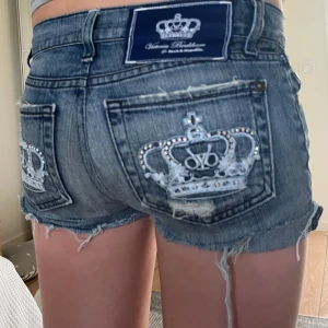 Victoria Beckham låga shorts - Lågmidjade jeans shorts från Victoria Beckham. Ett hål på baksidan, men kan tänka mig att de går att sy igen. Står ingen storlek men skulle säga att den är Xs. 