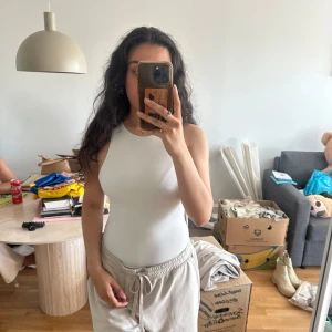 Vit body Zara  - - använd ett flertal gånger och har små knottror  - passar till många olika outfits 
