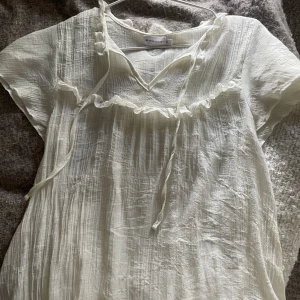 Vit Blus - Söt vit blus perfekt till sommaren då den är tunn ☀️ Köpt på Lager157, endast använd 2 gånger, därmed väldigt fint skick. 