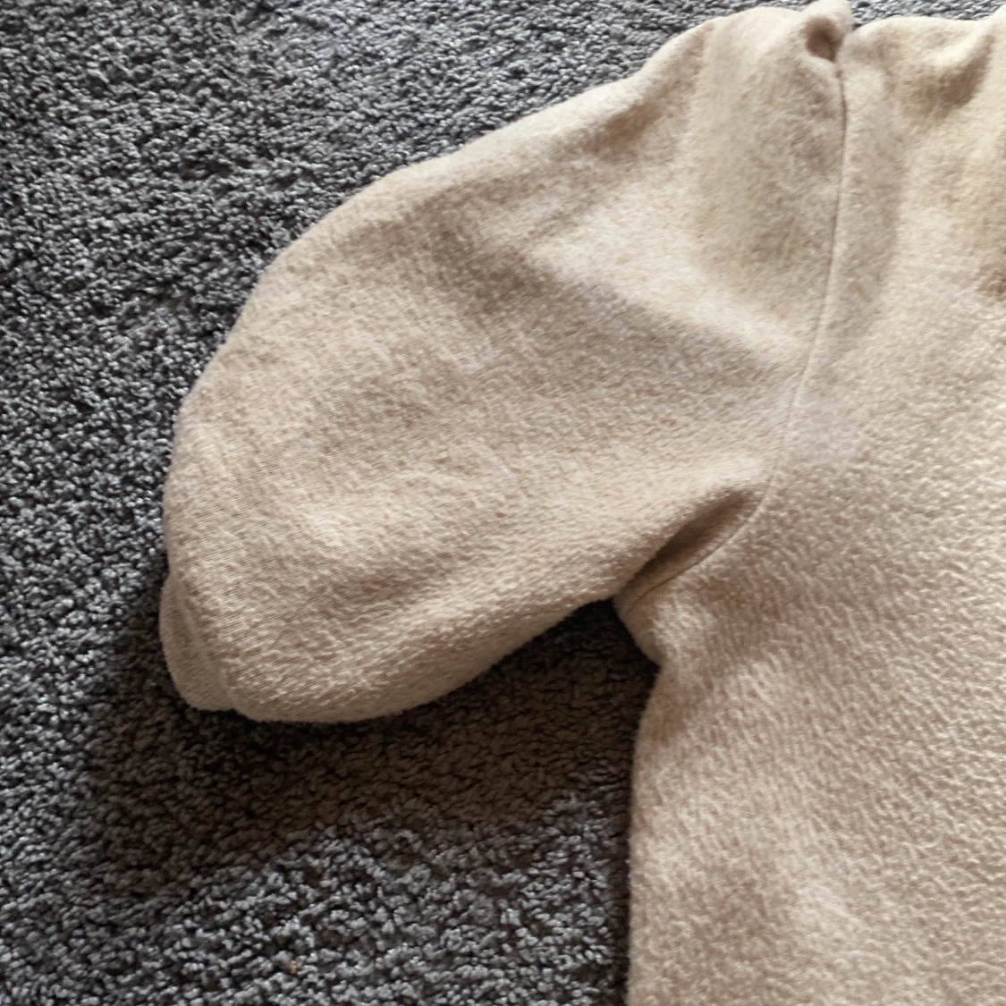 Beige tröja med puffärm från 157 - 1