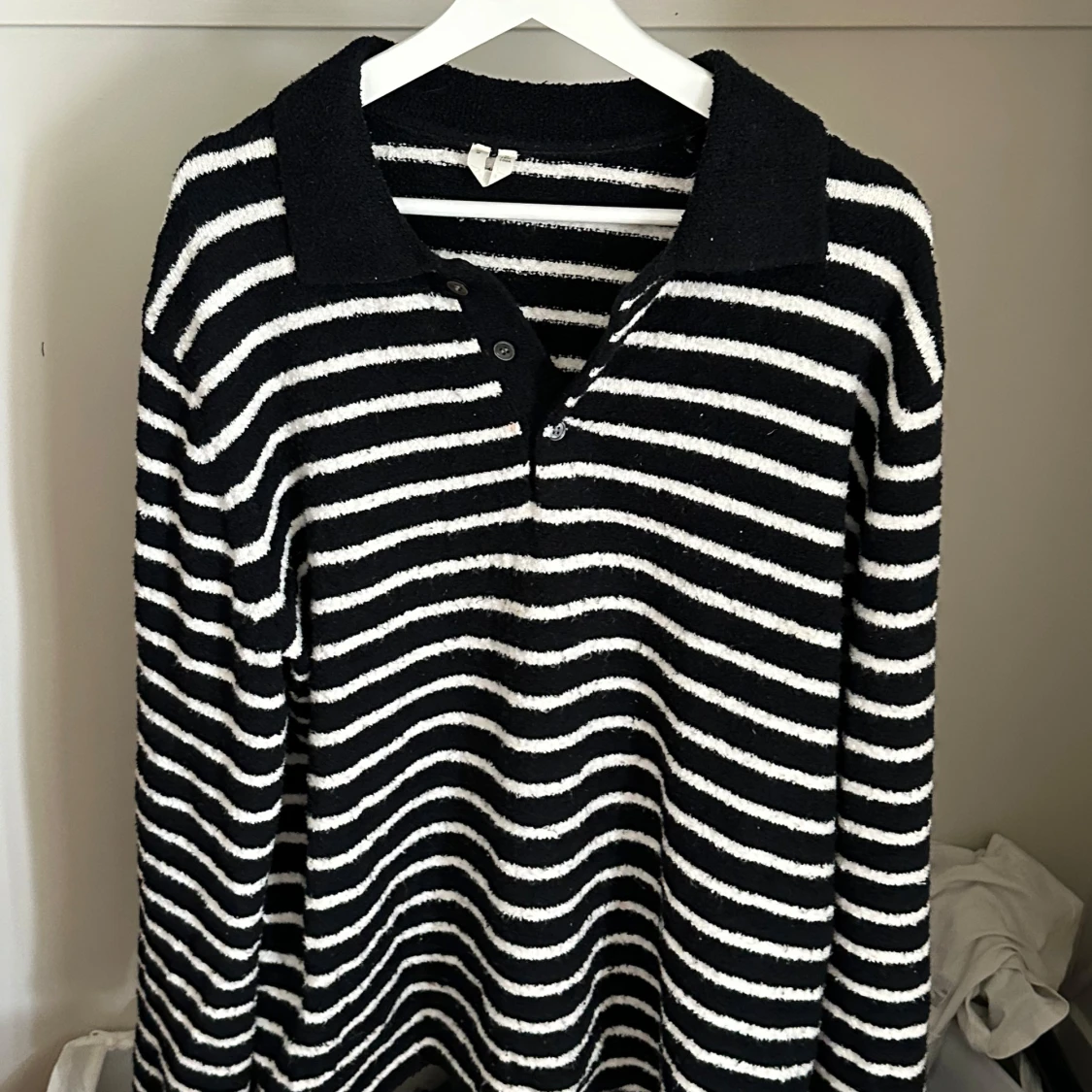 Randig svartvit stickad pikétröja