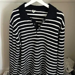 Randig svartvit stickad pikétröja - Från arket. Nice material. Sitter relaxed på mig som är 178 och väger 68. 