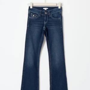 Blå bootcut jeans från Gina Tricot - Mörkblå bootcut jeans från Gina Tricot med kontrastsömmar och snygga fickdetaljer framtill. Klassisk femficksmodell i stretchigt jeanstyg som sitter skönt och ger en tidlös look. Använd 0 gånger den var för korta för mig jag är 175.