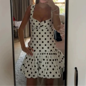 Vit kort klänning med svarta prickar - Supersöt prickig klänning som är helt slutsåld på Zara!💓💓helt nyskick inte ens testad!