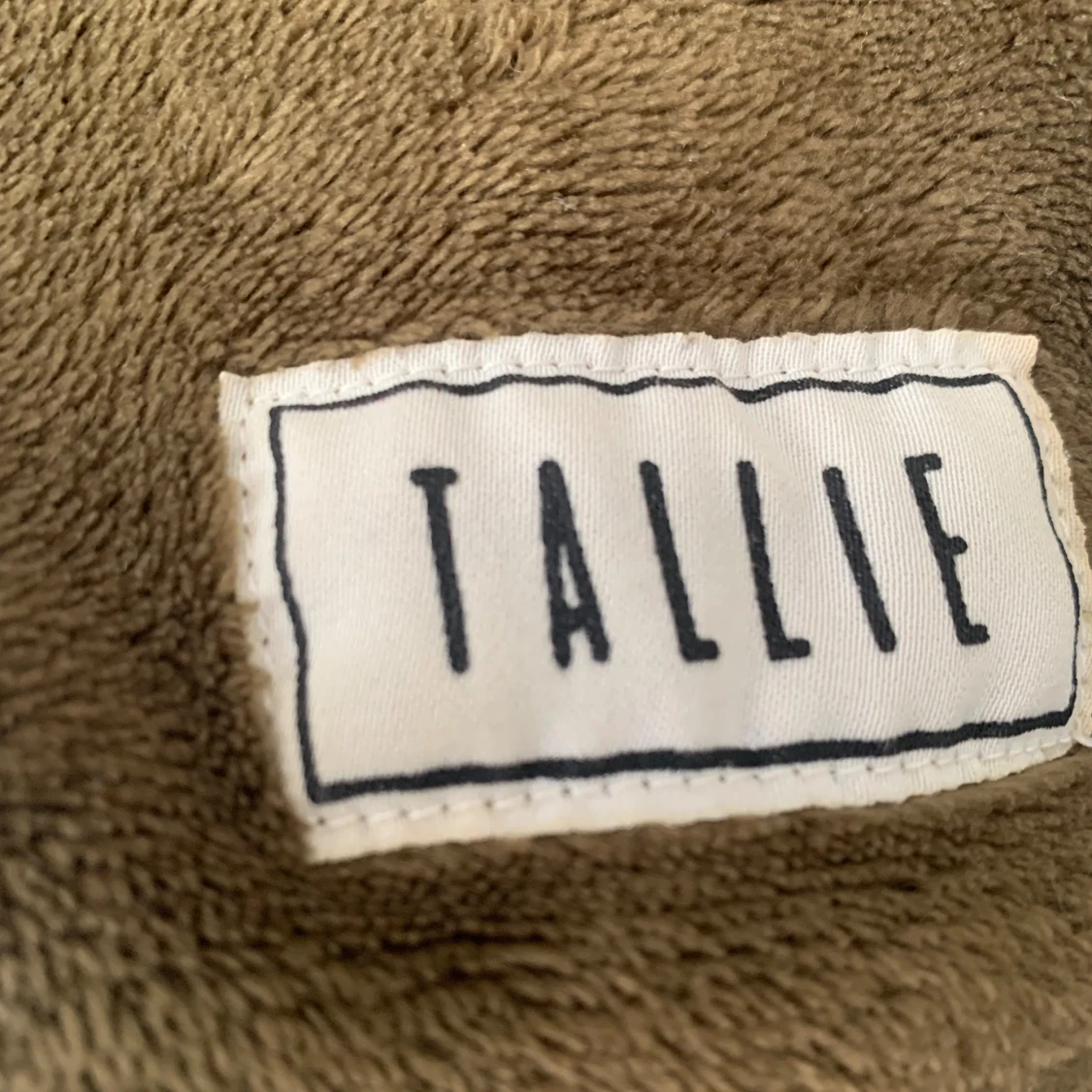 Mörkgrön hoodie från Tallie - 3