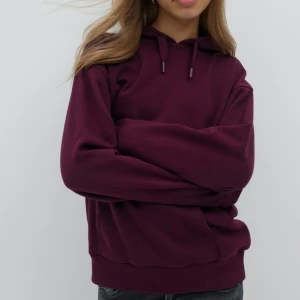 Vinröd hoodie med huva - Snygg vinröd hoodie med huva och dragsko. Tröjan har en avslappnad passform och långa ärmar, perfekt för en chill och stilren look. Passar lika bra till jeans som till mjukisbyxor.