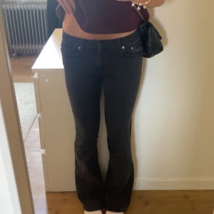 Svarta bootcut jeans från 157 - Snygga svarta jeans från 157 med låg midja och bootcut. Jeansen har klassisk femficksdesign och är tillverkade i stretchigt bomullsmaterial för en bekväm passform. Endast använda en gång!