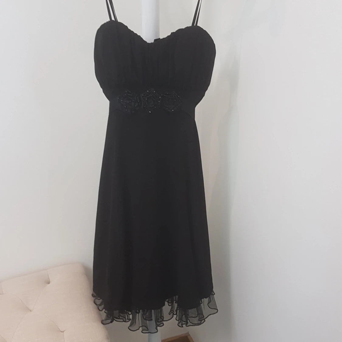 Svart kortklänning med volangkant