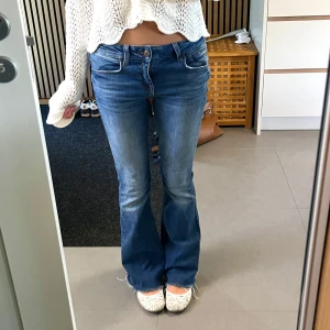 Blå bootcut jeans från Zara  - Skitsnygga bootcut jeans från Zara med snygg tvätt och avklippta och fransiga benslut. Storlek 36 men sjukt stretchiga och passar definitivt någon storlek både upp och ner. Vänner som är både större och mindre än mig har lånat jeansen!! Använda sparsamt och har inga tecken på användning!!⭐️😻Kolla efter mer snygga jeans i min profil!!