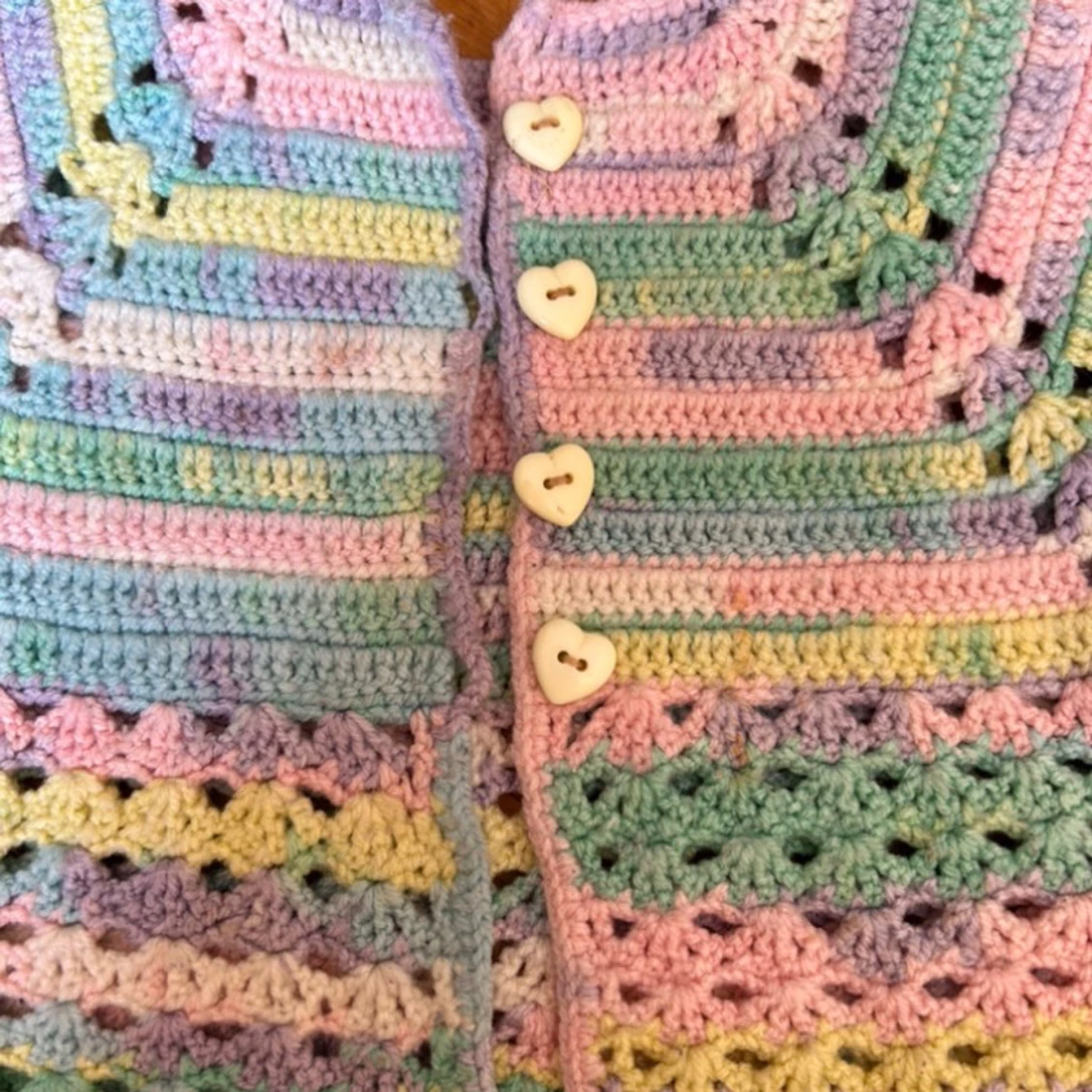 Pastellfärgad virkad väst med hjärtknappar - 1