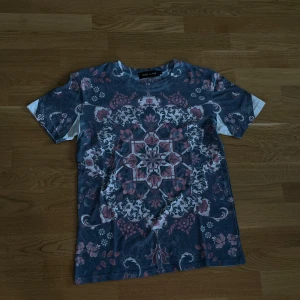 River Island t shirt  - Tja! Jag säljer denna riktigt snygga T-shirt från river island i storlek M dem är i väldigt bra skick och går för ett riktigt bra pris 🔥😮‍💨vid frågor och funderingar är det bara att skicka ett litet meddelande 😇pris går alltid att diskuteras