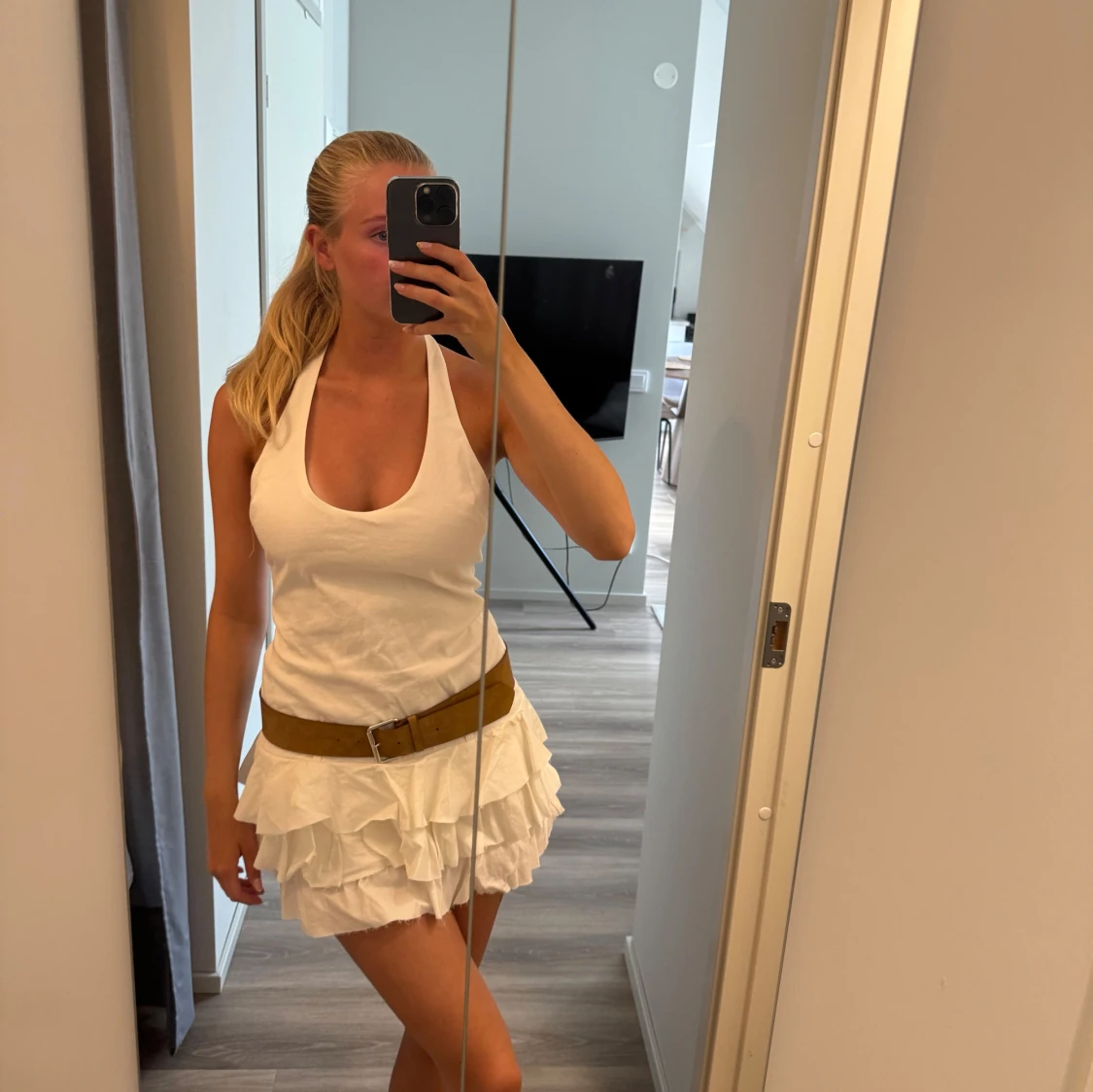 Vit kort volangklänning med bälte - 1