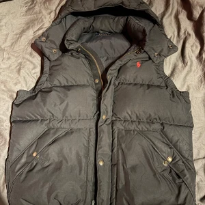 Ralph Lauren Väst - Säljer min svarta Ralph Lauren väst eftersom den satt lite stor på mig. Storlek M