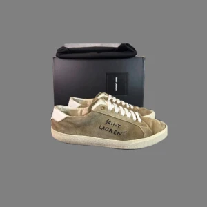Saint Laurent skor  - Saint Laurent skor i mycket bra skick, du får med allt du ser på bilden alltså box osv, du får även med ett par helt nya snörren i priset, storlek 42 hör av dig vid frågor!! Dessa är också äkhetsverifierade av sicuro fashion ser ni på bild 4, hör av er vid närmre bilder på defekter