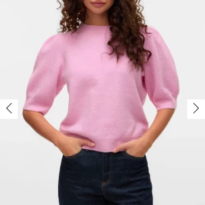 Stickad T-shirt - Säljer denna super fina stickade tröja från vila, endast använd ett fåtal gånger och ser helt ny ut💓
