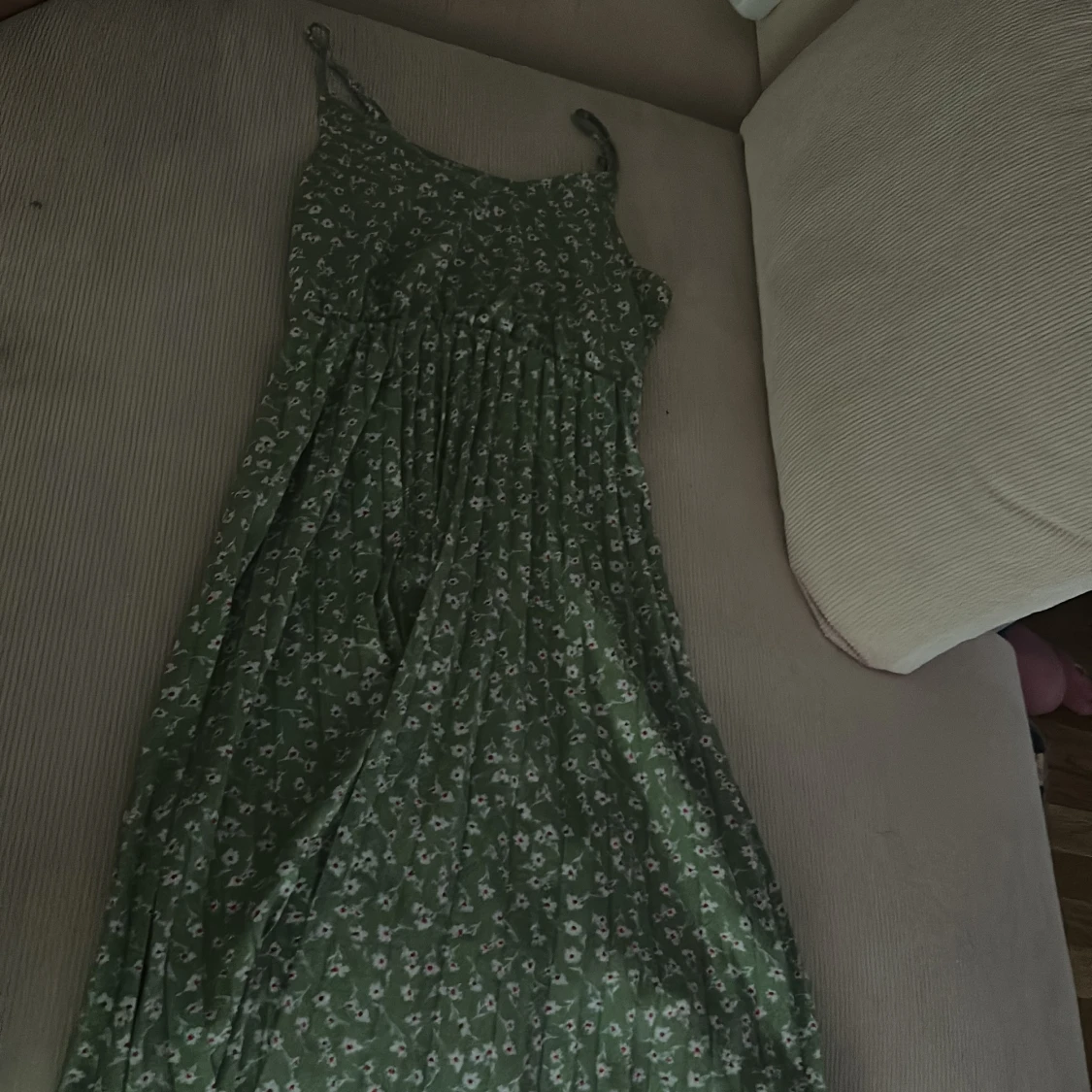 Grön blommig långklänning med smala axelband