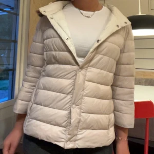 Beige dunjacka med trekvartsärm - Snygg beige dunjacka med trekvartsärm och tryckknappar framtill. Liknar en herno jacka ❤️