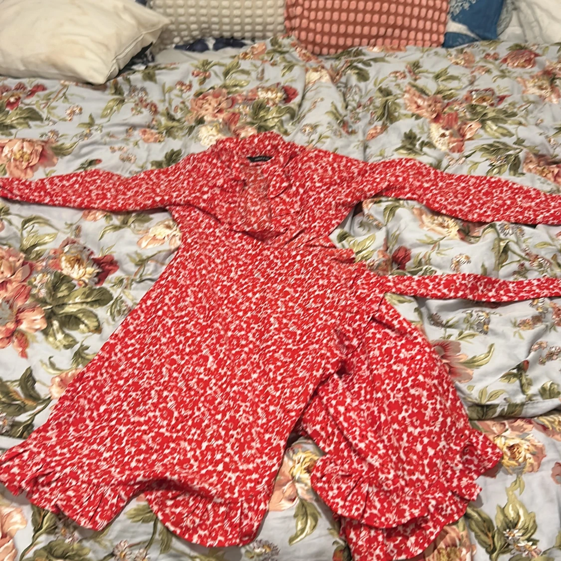 Röd blommig omlottklänning Amelie & Me