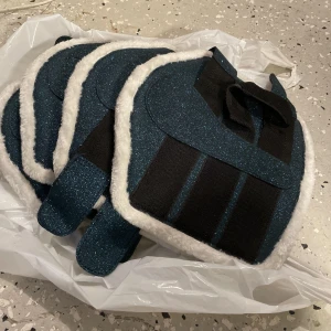 Damasker - 2 par damasker, storlek full men passar smalare ben. Så smala o långa ben. Helt nya