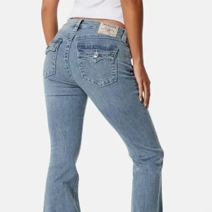 True religion jeans - säljer dessa Tr jeans i becca, väl använda men inga defekter utom ett slitage på ena benet längst ner. ( se sista bilden ) nypris 1300