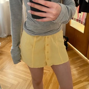Mini kjol - Söt gul kjol i nyskick, aldrig använd.