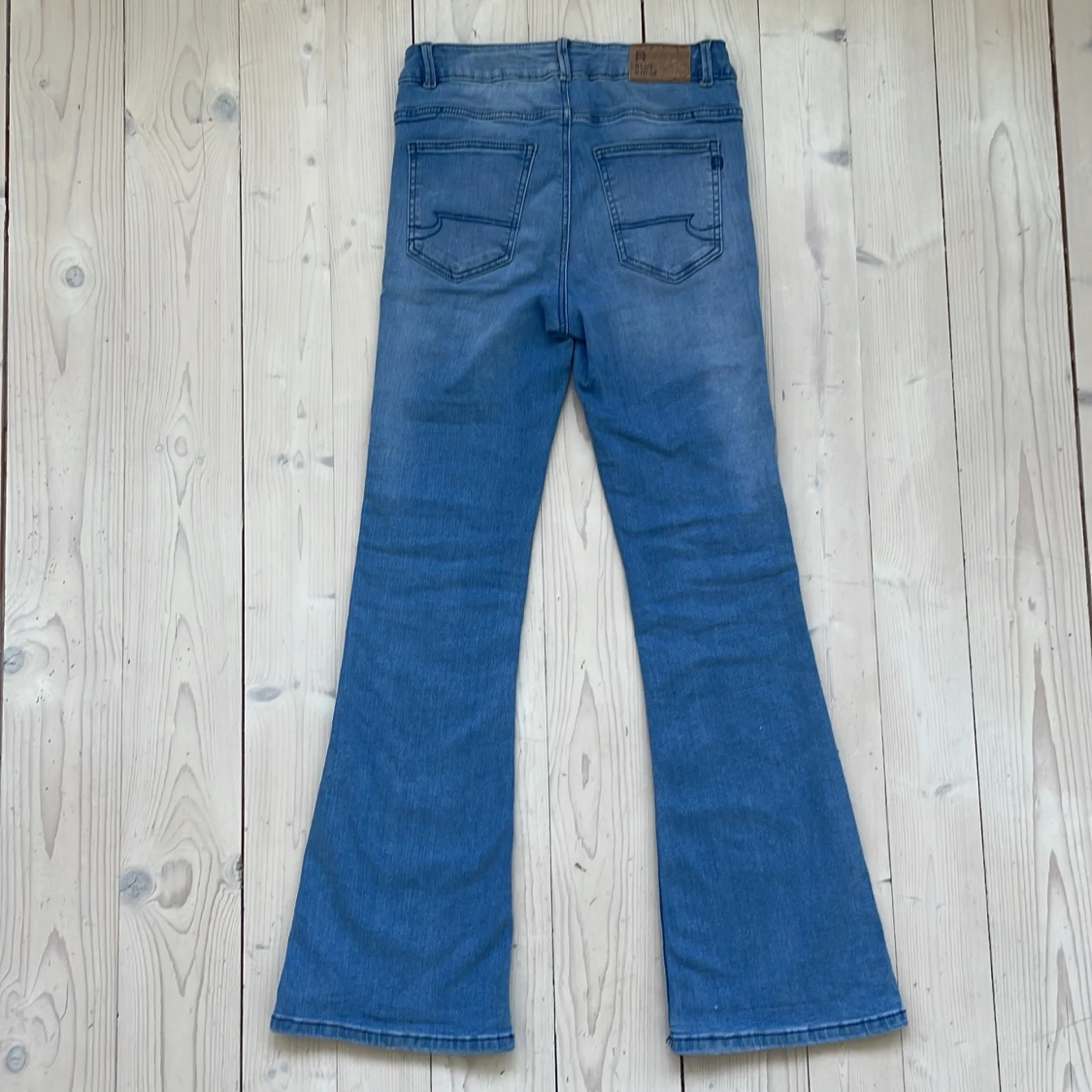 Blå bootcut jeans från We Fashion - 1