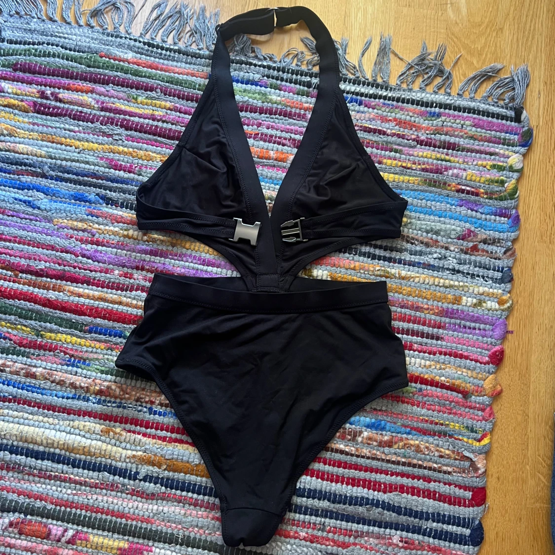 Svart cut-out bikini med spänne - 1